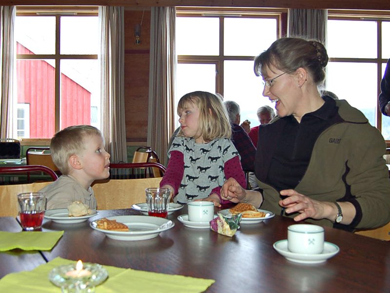Søskenparet Einar og Else koste seg på kafè sammen med mamma Tone  