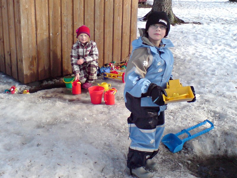Maria og Jan Erik foretrakk å leke med vann. 