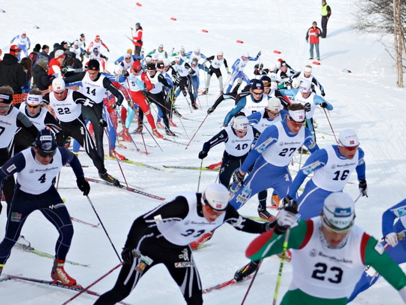 Det var tett i startfeltet. Hans Petter med nr. 27 til høyre i bildet  