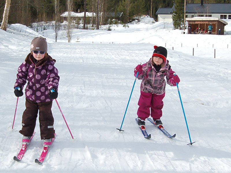 Her er de på en runde i skiløypa 