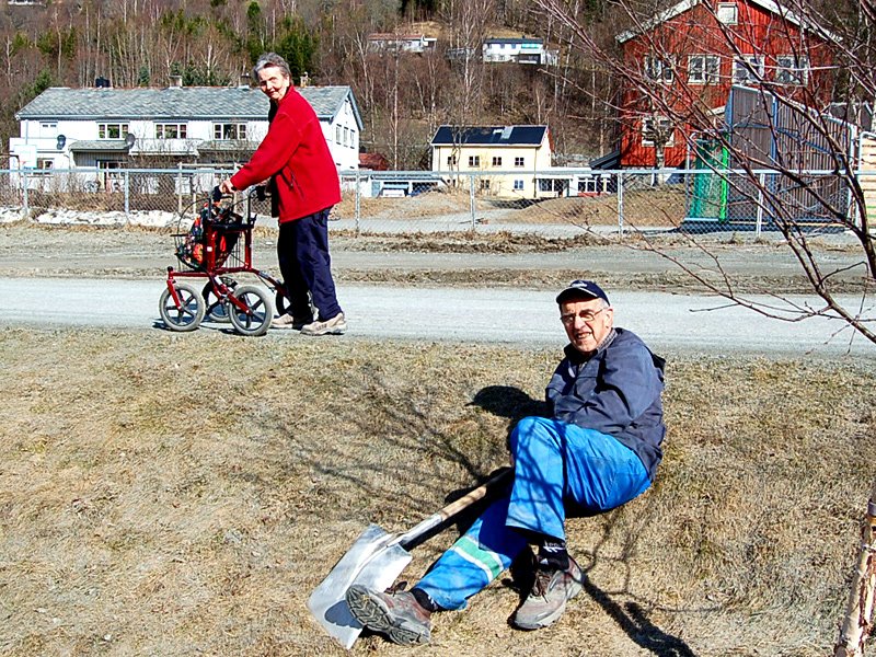 Johan tar en prat med nabo Dagny 