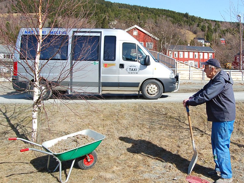 Det blit mye grus og støv så nære veien  