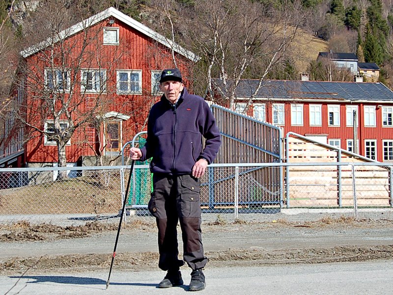 Magnar ute på luftetur i solskinnet  