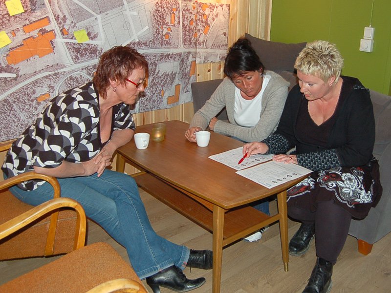 Ingrunn, Torill og Britt studerer resultatet 