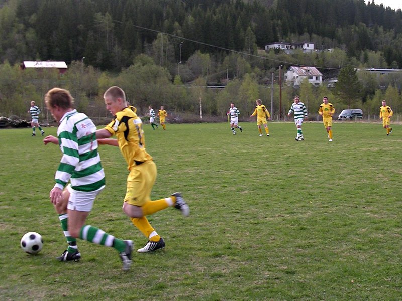 Eirik Skjevdal i duell med en Hemnespiller  