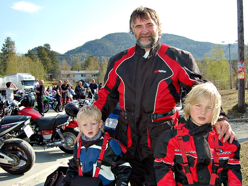 Bestefar Magne sammen med Sander og Oliver 