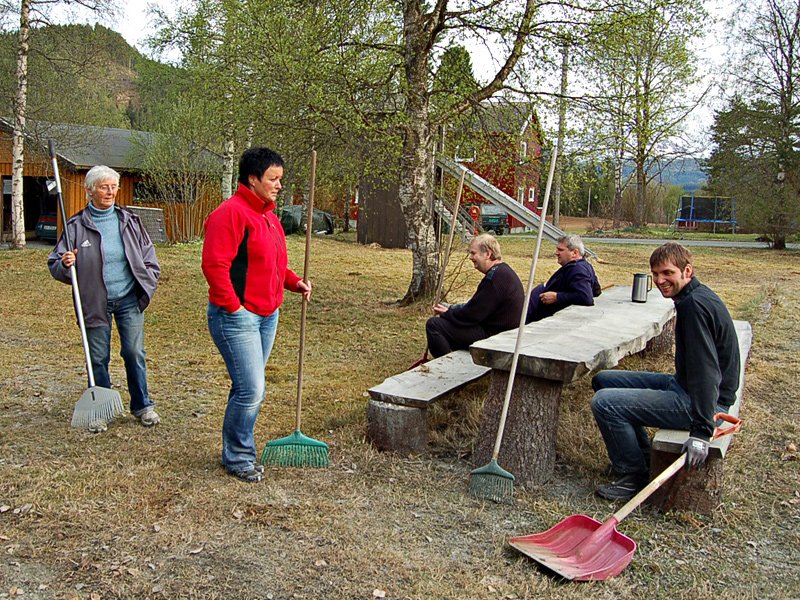 Her er de ferdig med rakinga på uteområdet overfor Kristian Vatn  
