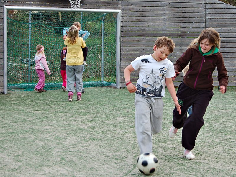 Utdelinga skjer ved ballbingen 
