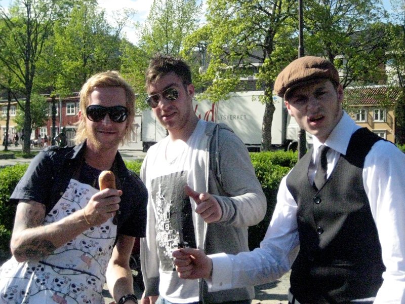 F. v. Mats Paulsen, kommunikasjonsansvarlig i Storåsfestivalen (bruker et pølsebrød som improvisert mikrofon), Orkdalingen Daniel Mandal, plakatansvarlig for hele Trøndelag, og Leiv Aspén, festivalens grafiker og datanerd, stod for grilli 