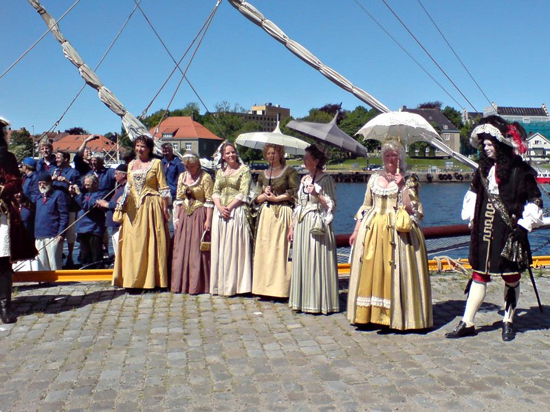 Elegante damer fulgte kongen 