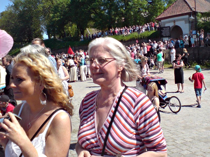 Det var mye folk som ville hilse på kongen  