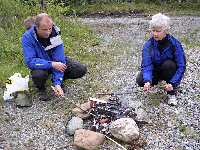 Ola og Britt ved bålet  