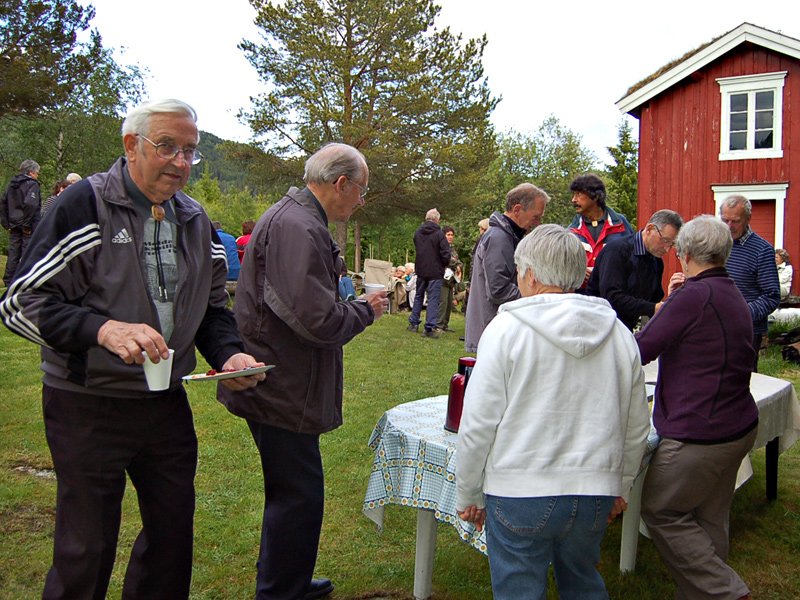 Musikerne får seg kaffe 