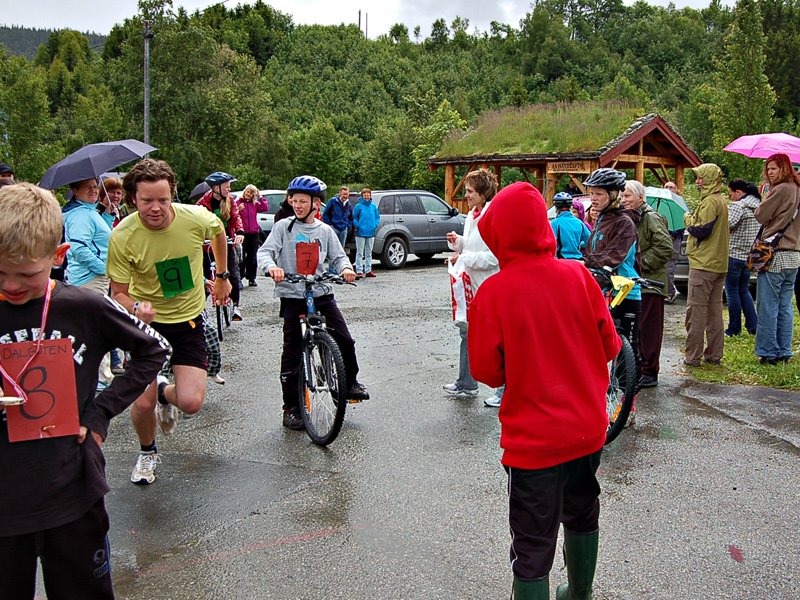 Arne Berg (i gult) og Joakim på sykkel  