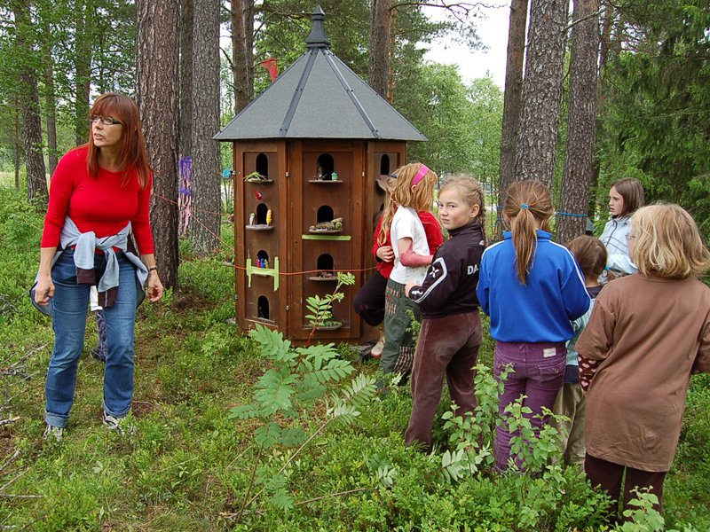 Prosjektleder Marit Landsem sammen med noen av barna inne i eventyrskogen, som er rocka! 