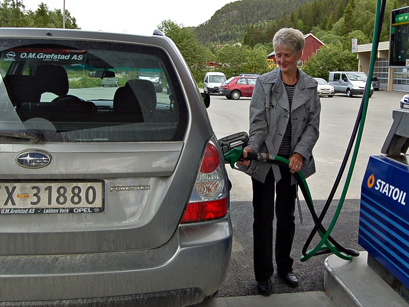 Anne fyller opp tanken  