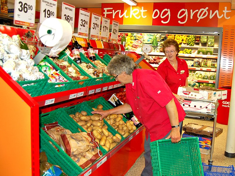 Åshild Jerpstad fyller på med grønt, og Magnhild Dragset fyller i mer potet  