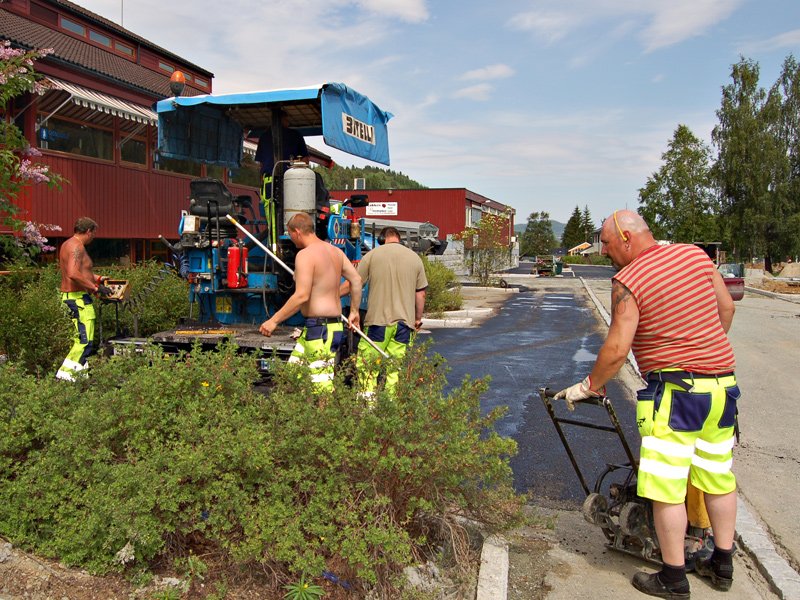 Varmt å arbeide med asfalt 