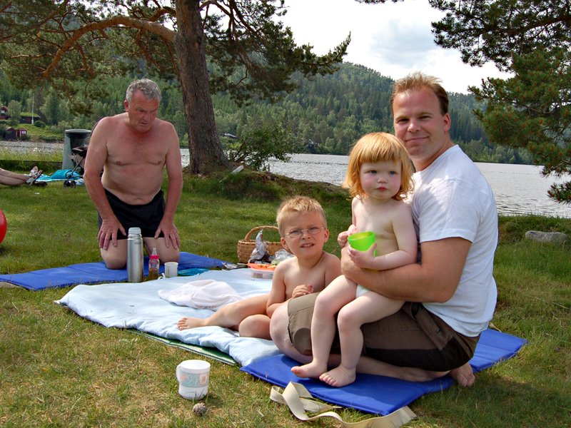 Hans-Victor med Ida og Even, og bestefar Odd 