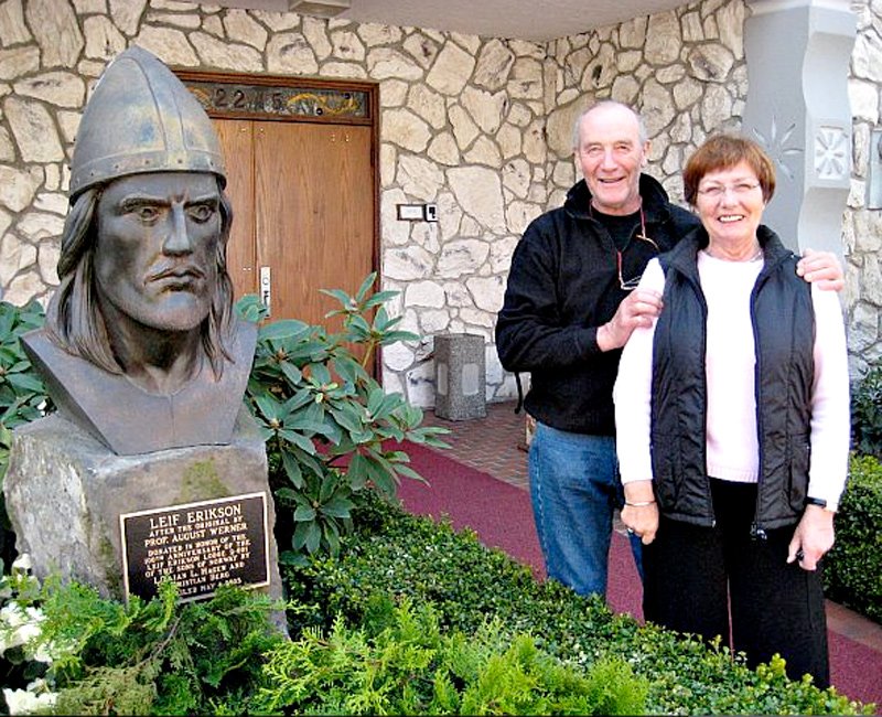 Olav og Else ved statuen av en annen nordmann 