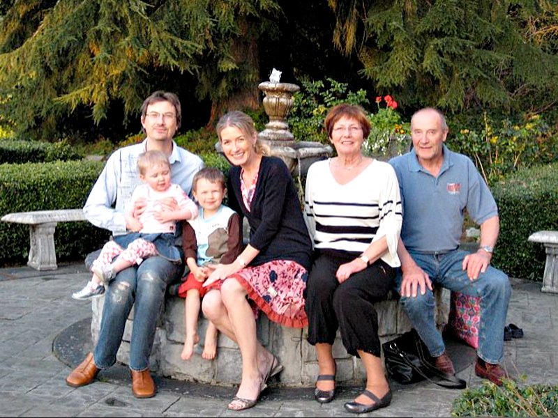 Hele familien til Astrid samlet. F. v. Simon med Iselin på fanget, Oliver, Astrid, Else og Olav.  