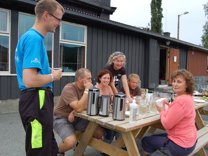 Marit (bakerst) lager mat både før og under festivalen 