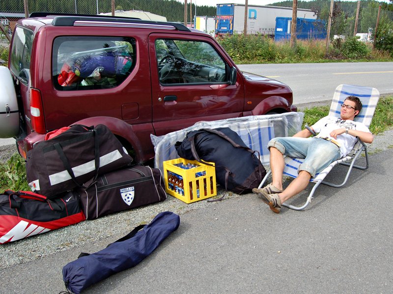 Roar Krokstad passa campingutstyret  