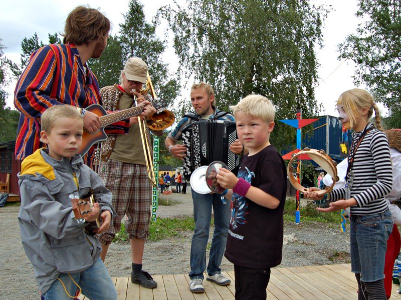 Ludvik med gitar, Sturla Snoen og Tara Lovise trivdes med å spille i orkester  