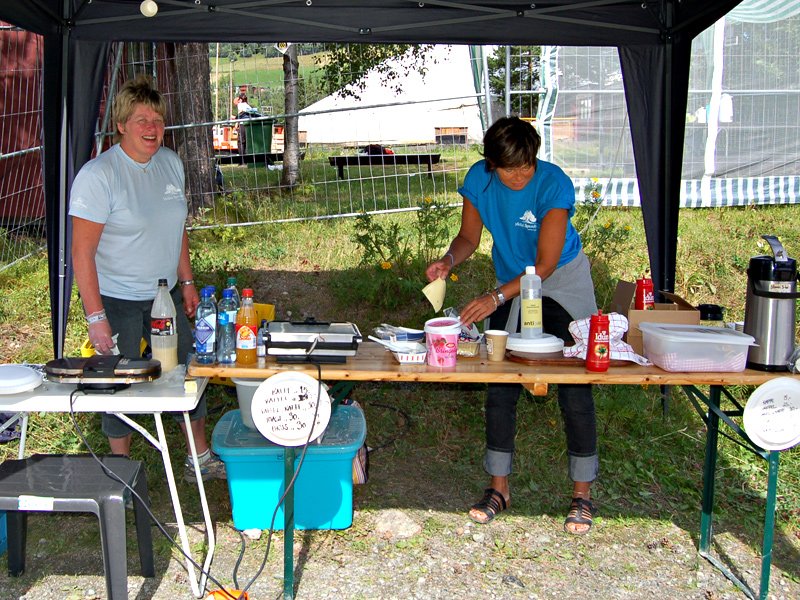 Helene Lykkja og Marit Grefstad vartet opp med vafler  