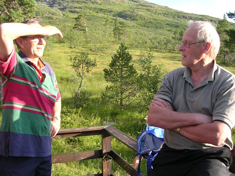 Kåre i prat med Magne Muan, som var en turdeltakerne  