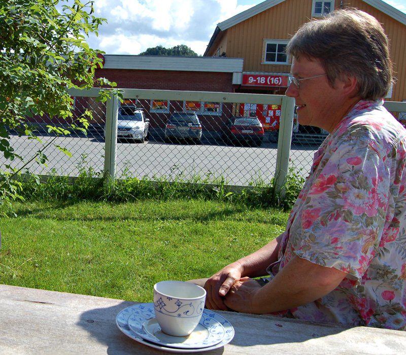 Frøydis var begeistret for mønsteret på kaffekoppene  