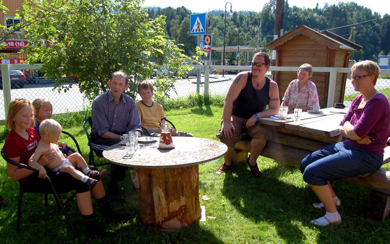 Fra v.: Therese (med en annen gjest på fanget) Jeanett, Harald, Alf, Frøydis og Birgitte  