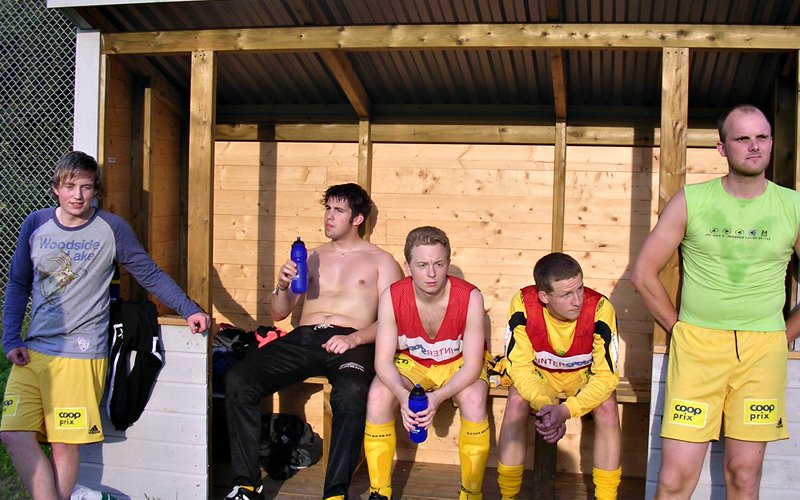 På reservebenken f.v.: Vegard Svartbekk, Tor Helge Taagvold, Sigmund Ofstad, Ola Emil Belsås og Eystein Steigen  