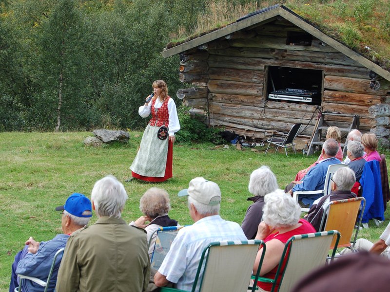 Mai-Britt lokka på kyrne 