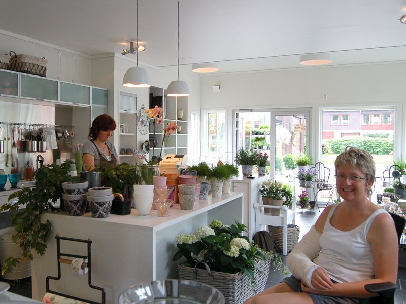 Gunn Marit og Mari i butikken 
