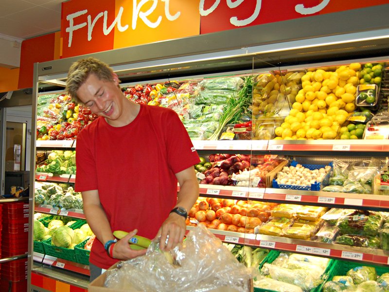 Lars Syrstad fyller på med banan  