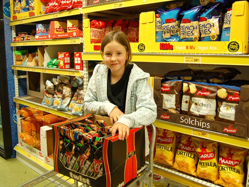 Mari syntes det var artig å fylle på med varer  
