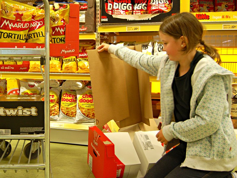 Det blir mange kasser å brette etter påfyll i hyllene  