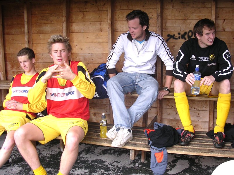 På benken f. v.: Ole Emil belsås, Lars Syrstad, oppmann Arne Berg og Henning Snoen  