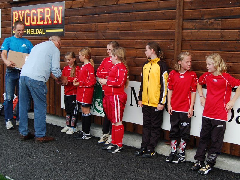 Løkken mottar sine premier av Erling Hove  