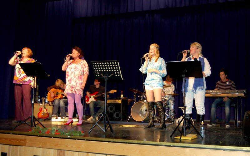 Bente, Lise, Elisabet og Kim Terese synger ABBA  
