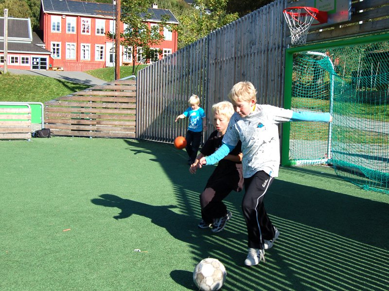 Thomas og Erik sparker fotball  