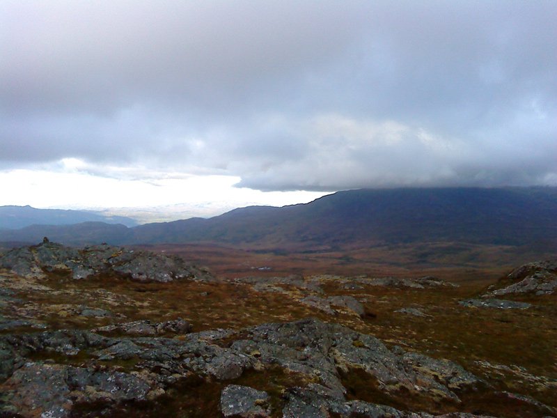 Bildet ble tatt på Jøngfjellet, nå lå skyene mørke over Resfjellet, og vi trodde regnet kom  