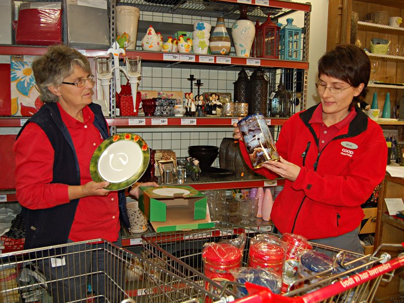 Magnhild Dragset og Bente Syrstad ser på varene fra Flaarønning  