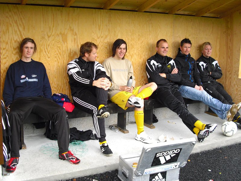 På benken: F. v. Ola Resell, Stig Kalstad, Per Inge Engen, Eystein Steigen, Tore Fossmo og Stian Bergsrønning.  