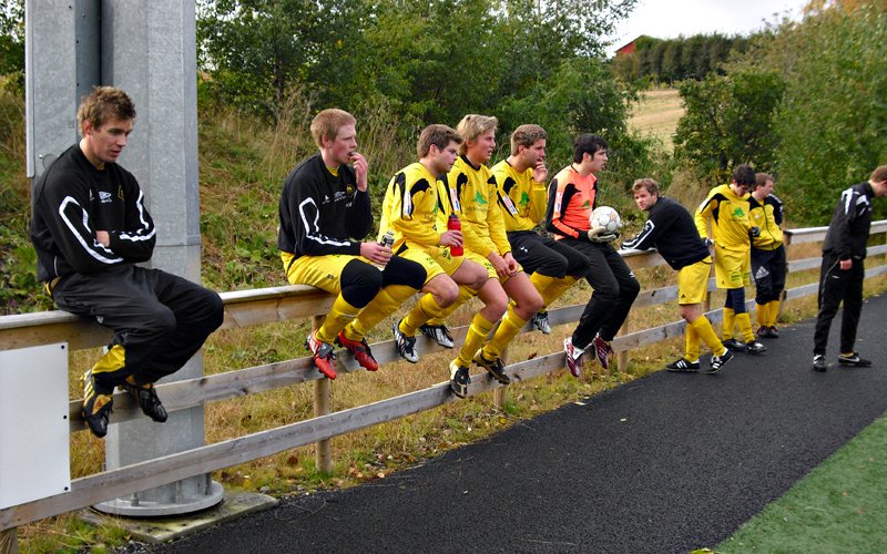 Ved gjerdet i pausen: f.v. Morten Pedersen, Olav Lo, Lars Fyhn Stene, Lars Syrstad, Knut Asgeir Berg, Tor Helge Taagvold, Ola Melien, Jan Vidar Resell, Henning Snoen og Ola Emil Belsås  