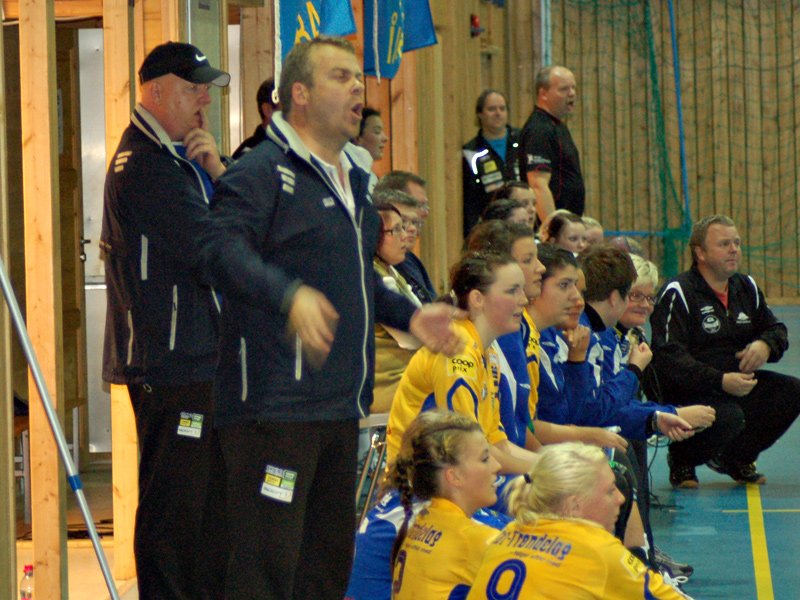 Øyvind Togstad ledet laget sitt fra sidelinjen  