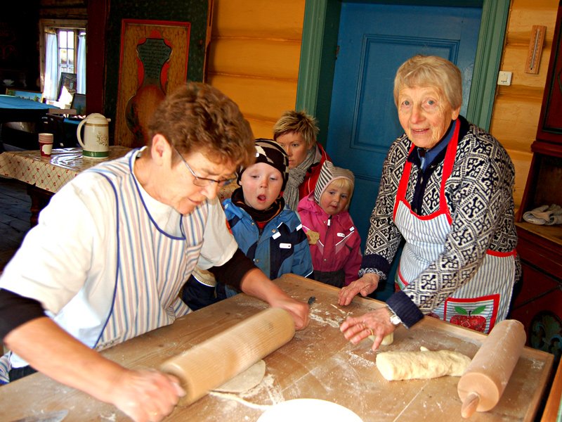 Ola og Kajsa fulgte nøye med da oldemor Berit kjevla ut deigen. Borghild og Berit bakte og stekte flatbrød i kammerset. Dagen før hadde de laga flatbrøddeigen av potet  