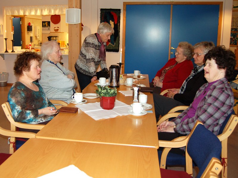 Praten gikk lett ved bordet  