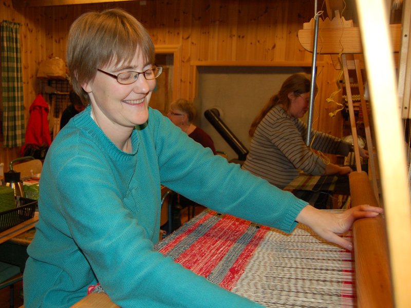 Astrid vever julematter av sine gamle julegardiner 